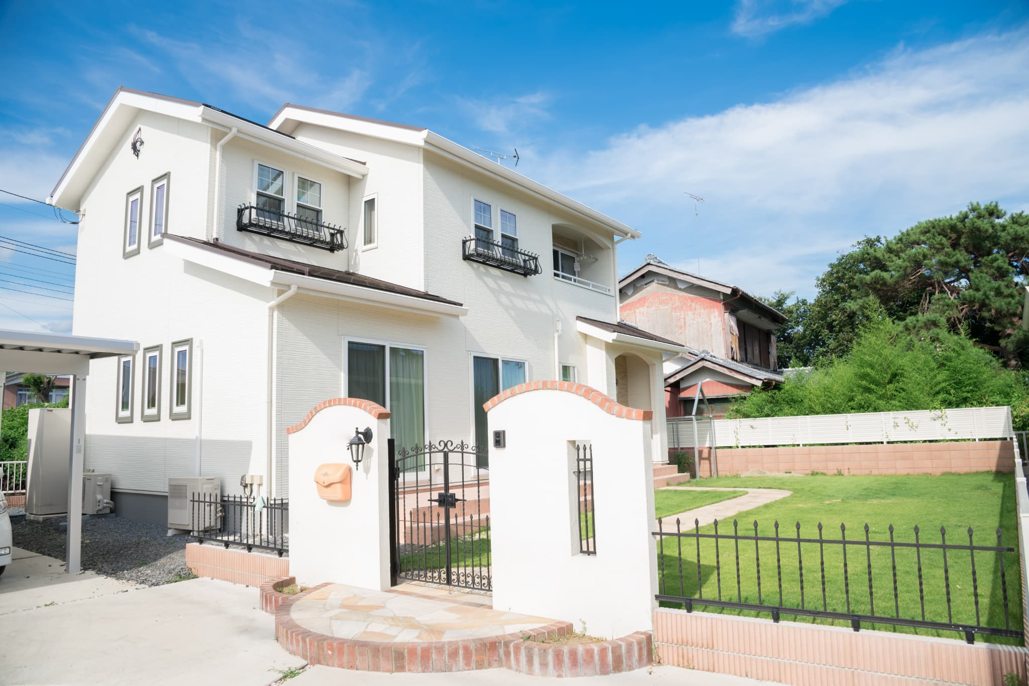 オープン外構 vs クローズ外構｜金沢市の住宅に適したスタイル比較