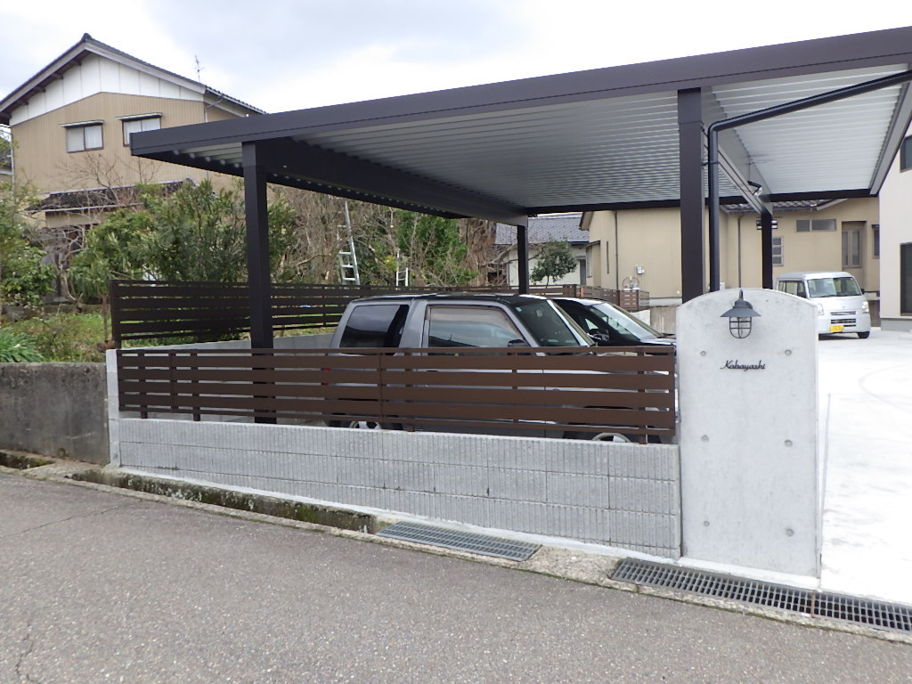 カーポート・フェンス・ブロック積み・門柱（別アングル）